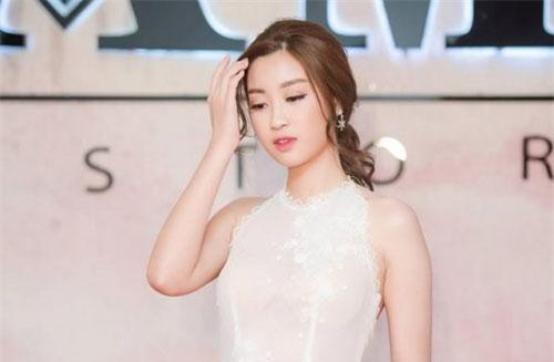 "Hoa hậu nghèo nhất" Đỗ Mỹ Linh mua túi 30 triệu đồng chỉ để đựng hoa quả?