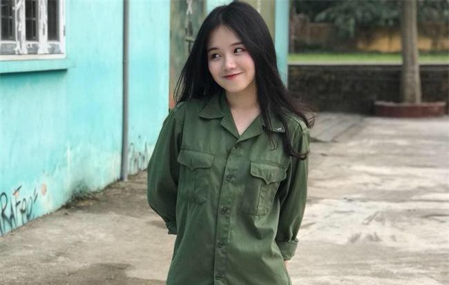 Nữ xinh năm nhất Ngoại thương nhận "bão like" khi đi học quân sự từng là HSG quốc gia môn tiếng Pháp