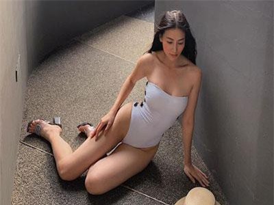 Hoa hậu Phương Khánh khoe dáng cực nóng bỏng với áo tắm