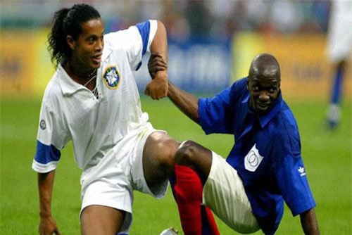 Bị dọa ‘chém’ gãy chân, Ronaldinho phản ứng bất ngờ