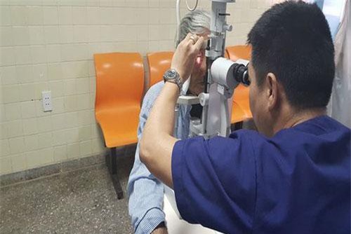 Quảng Bình: Hy hữu cụ bà bị gà mổ mắt gây tổn thương nghiêm trọng