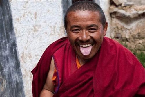 Lạ: Người Tây Tạng chuyên lè lưỡi du khách và ý nghĩa...