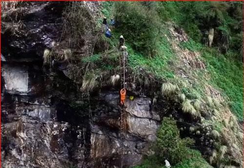 CLIP: Nguy hiểm chết người với nghề bắt ong ở Nepal