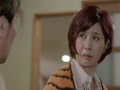 Thấy con dâu ngồi giặt chiếc váy ngủ mỏng tang, mẹ chồng nói 1 câu khiến cô tủi thân phát khóc