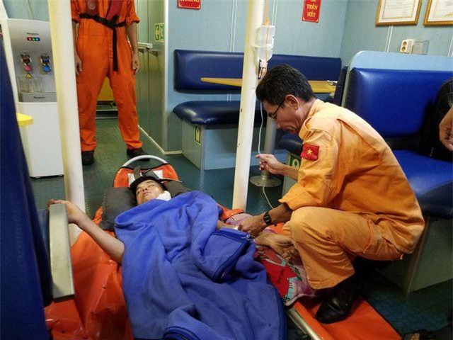 Đà Nẵng: Cấp cứu khẩn cấp thuyền viên bị thương nặng ở cổ