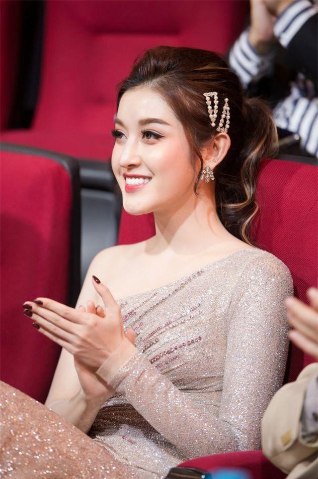 Á hậu Huyền My ngồi siêu xe 6 tỷ mới tậu đi làm giám khảo