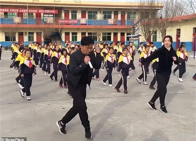 Trung Quốc: Thầy hiệu trưởng hướng dẫn toàn trường tập nhảy mỗi ngày giờ thế nào? - 2