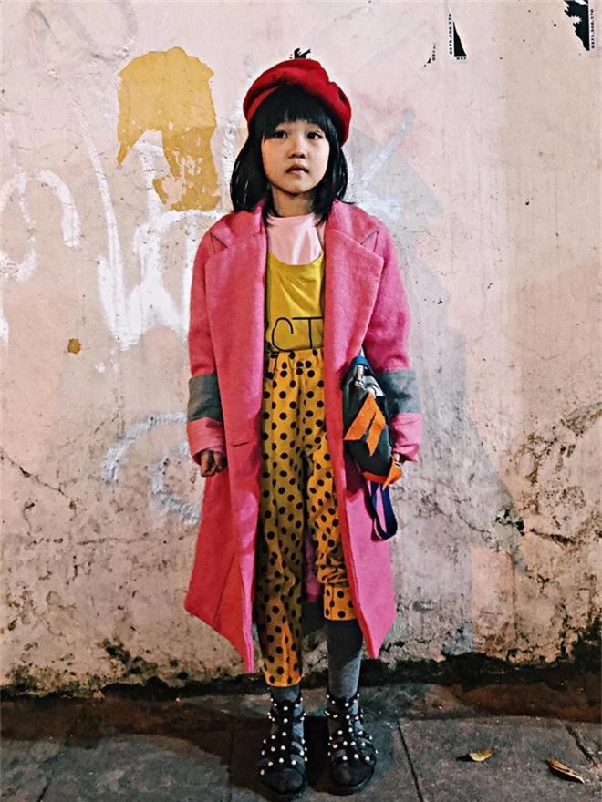 Cô bé vô gia cư 6 tuổi ở Hà Nội gây chú ý với thần thái cùng cách phối quần áo cũ cực chất - Ảnh 2.