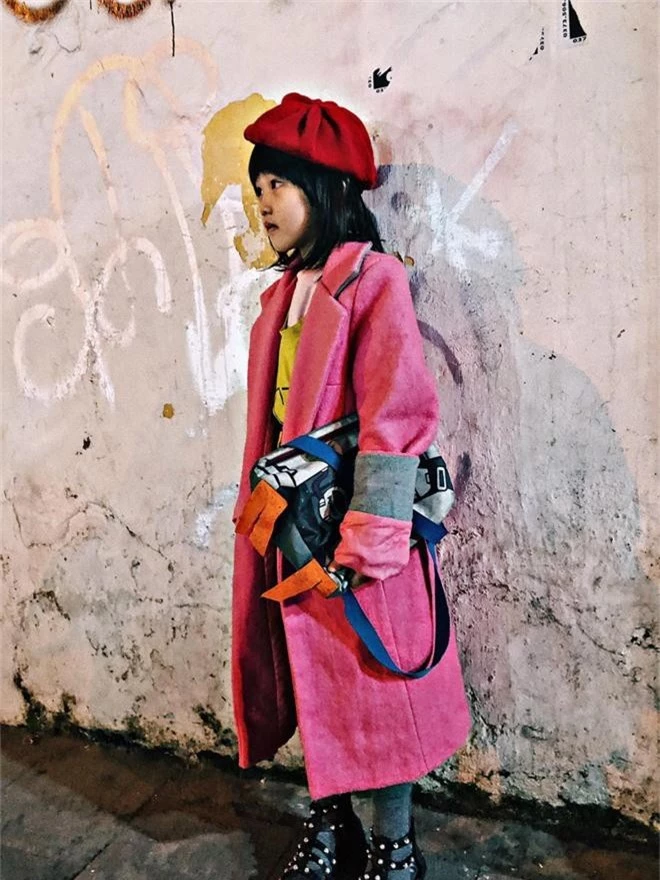 Cô bé vô gia cư 6 tuổi ở Hà Nội gây chú ý với thần thái cùng cách phối quần áo cũ cực chất - Ảnh 4.