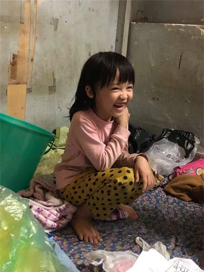 Cô bé vô gia cư 6 tuổi ở Hà Nội gây chú ý với thần thái cùng cách phối quần áo cũ cực chất - Ảnh 6.