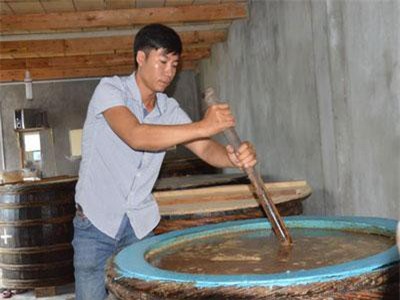 Quảng Ngãi: Khởi nghiệp thành công bằng nghề làm nước mắm truyền thống