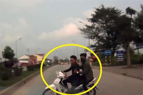CLIP: Tránh CSGT, 2 thanh niên ở Hà Tĩnh suýt gặp tai nạn