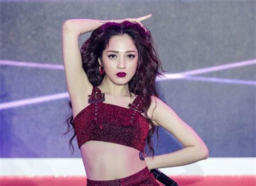 Bảo Anh diện trang phục hở trên hở dưới vẫn không ngại thực hiện những động tác vũ đạo "nhạy cảm"