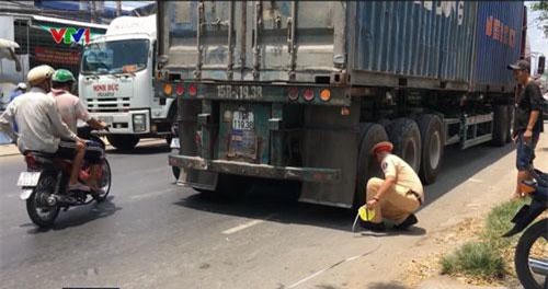 Cần Thơ: Tai nạn giữa xe máy và container, giao thông ùn tắc kéo dài