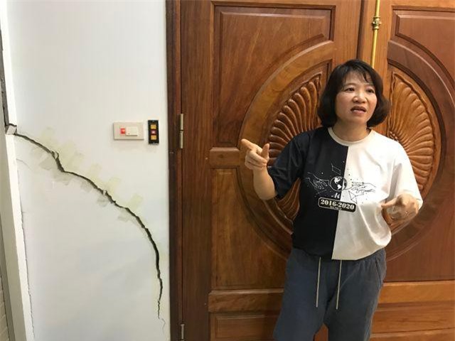 CLIP: Hãi hùng 80 căn hộ trong khu đô thị bị sụt lún, nứt toác ở Hà Nội