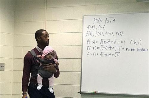 Cảm động vị giáo sư người Mỹ vừa giảng bài vừa trông con giúp học sinh