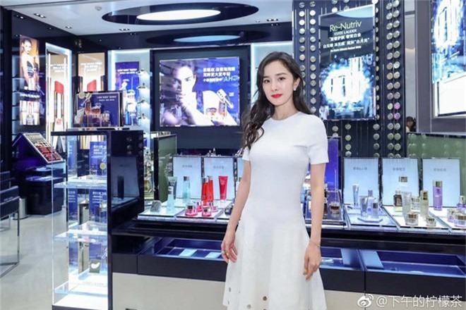 Không hở hang da thịt, Dương Mịch vẫn gây sốt với vòng một khủng khi diện váy bó sát - Ảnh 10. Không hở hang da thịt, Dương Mịch vẫn gây sốt với vòng một khủng khi diện váy bó sát - Ảnh 10.