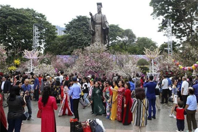 Ngắm hàng vạn cành hoa anh đào khoe sắc bên hồ Gươm - 7