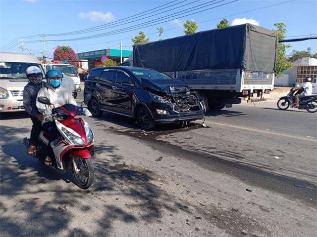 Bạc Liêu: Xe 7 chỗ tông xe tải đang dừng đèn đỏ