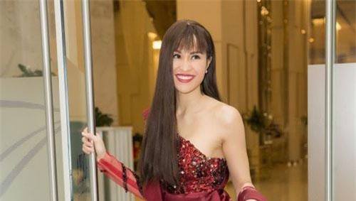 Siêu mẫu Phương Mai bị chấn thương dây chằng ở đầu gối