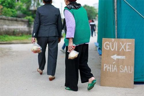 Ăn cỗ lấy phần sẽ bị phạt: “Phạt nhau vì miếng ăn, chẳng hay ho chút nào”