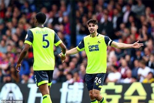 Xác định CLB đầu tiên phải xuống hạng ở Premier League