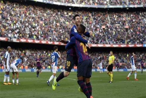 Messi đá phạt “dị”, Barca vất vả đánh bại Espanyol