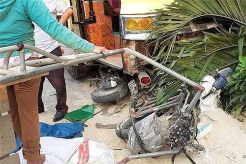 Xe khách chở đoàn học sinh đi tham quan gây tai nạn liên hoàn