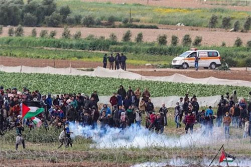 Người biểu tình Palestine xung đột với binh sĩ Israel tại khu vực hàng rào biên giới Israel - Gaza ngày 30/3. (Ảnh: THX)