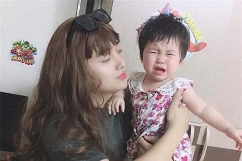 Ông bố giả gái để dỗ con nín khóc gây sốt mạng vì quá xinh