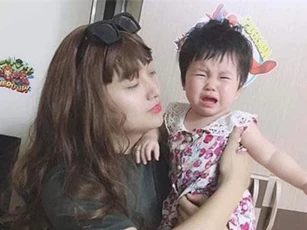 Ông bố giả gái để dỗ con nín khóc gây sốt mạng vì quá xinh