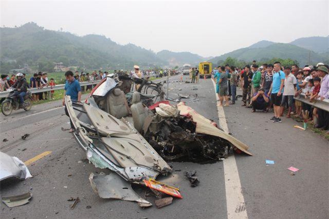 Hòa Bình: Va chạm cực mạnh, một ô tô vỡ nát hoàn toàn, tài xế tử vong