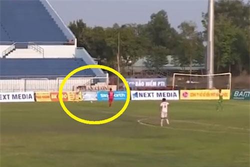 CLIP: Cầu thủ Cần Thơ đá phạt đưa bóng về lưới nhà