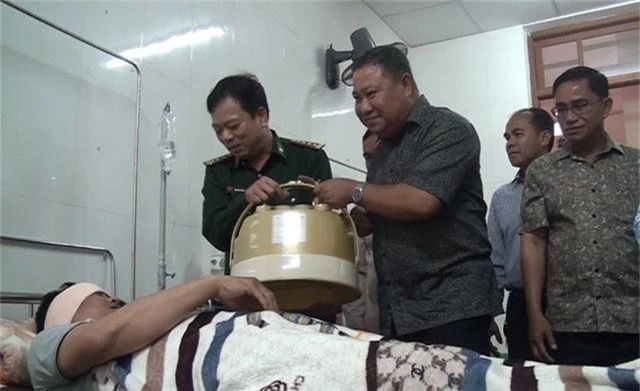 Giám đốc An ninh Lào thăm chiến sĩ biên phòng Việt Nam bị thương trong chuyên án bắt ma túy - 1