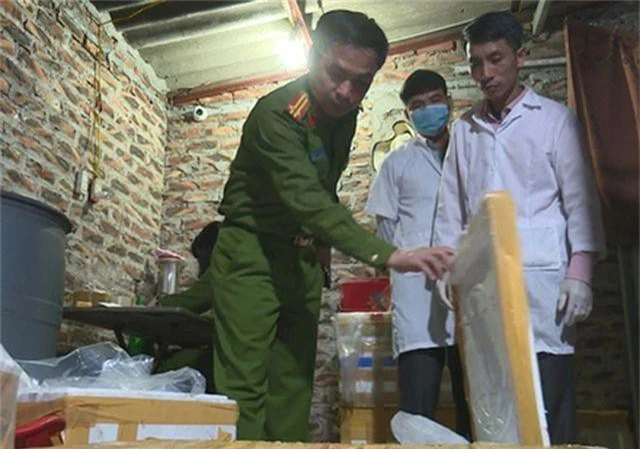 Hà Nội: Bắt tại trận cơ sở kinh doanh thủy sản bơm tạp chất vào tôm - 2