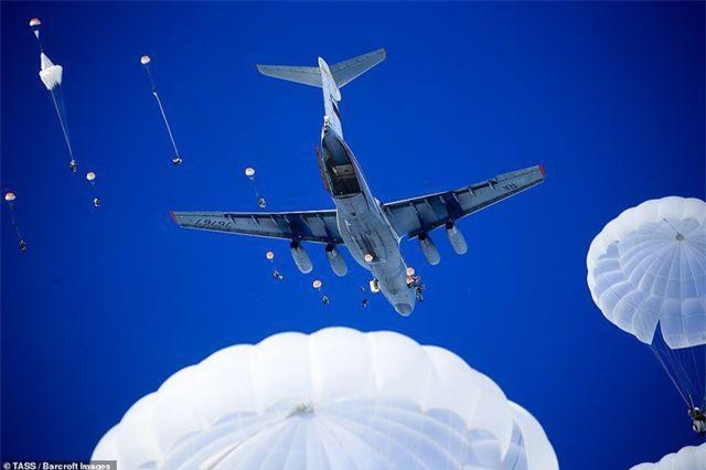 CLIP: Cuộc tập trận rầm rộ của lực lượng nhảy dù Nga