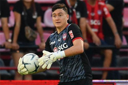 Đồng đội mắc sai lầm tai hại, Văn Lâm thủng lưới 2 bàn