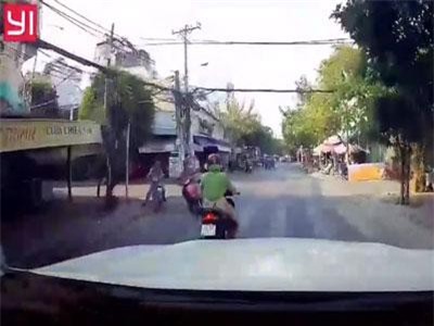 CLIP: Ngán ngẩm với kiểu đi xe máy như chọc tức người đi đường của một 'ninja'