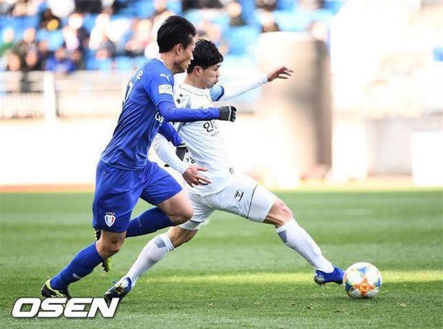 CLIP: Báo Hàn Quốc khen ngợi màn trình diễn của Công Phượng trước Suwon