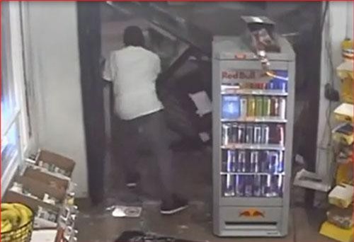 CLIP: Nhân viên dùng mã tấu khổng lồ đánh đuổi hai tên cướp chạy mất dép