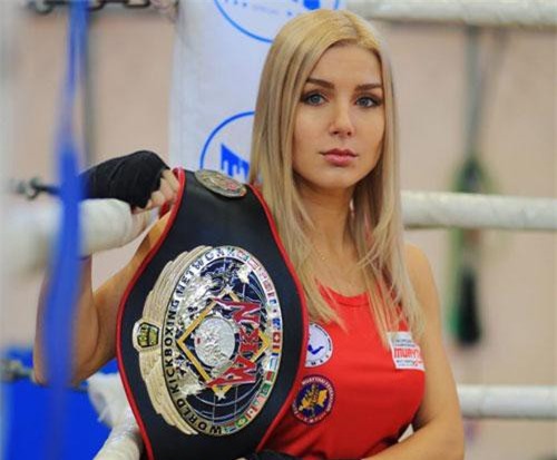 CLIP: Mỹ nhân có khuôn mặt búp bê làm say đắm lòng người