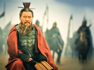 Ai là người được Tào Tháo quỳ gối buộc giày trước cả vạn quân