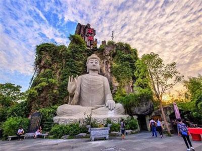 CLIP: Tổ ong bắp cày hình giọt nước trên đầu tượng Phật