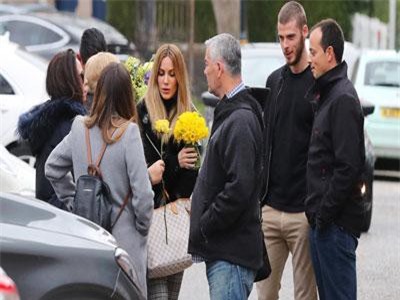 Vợ sắp cưới lái xe đưa De Gea đi ăn mừng