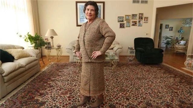 Bộ áo váy độc đáo đan từ 300 túi ni lông của cụ bà 75 tuổi - 2