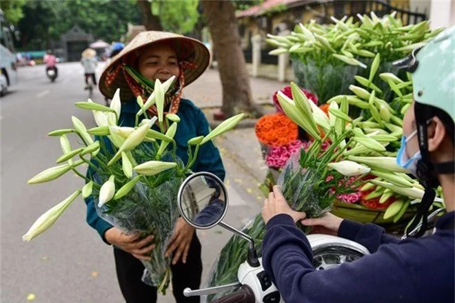 Tháng tư về, hoa loa kèn tinh khôi xuống phố Hà Nội - 12