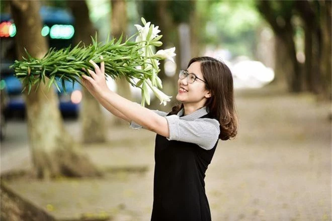 Tháng tư về, hoa loa kèn tinh khôi xuống phố Hà Nội - 17