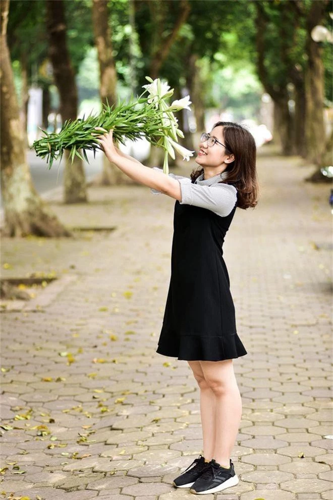 Tháng tư về, hoa loa kèn tinh khôi xuống phố Hà Nội - 19