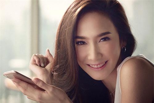 Nghe lời bố mẹ, lén đến thăm chồng vào buổi trưa, tôi tròn mắt thấy chồng đang ký quyết định thôi việc cho cô nhân viên trẻ đẹp