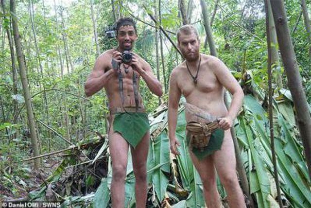 CLIP: Khách Tây đóng khố bằng lá cây, thử sống như "người rừng" gần 1 tháng